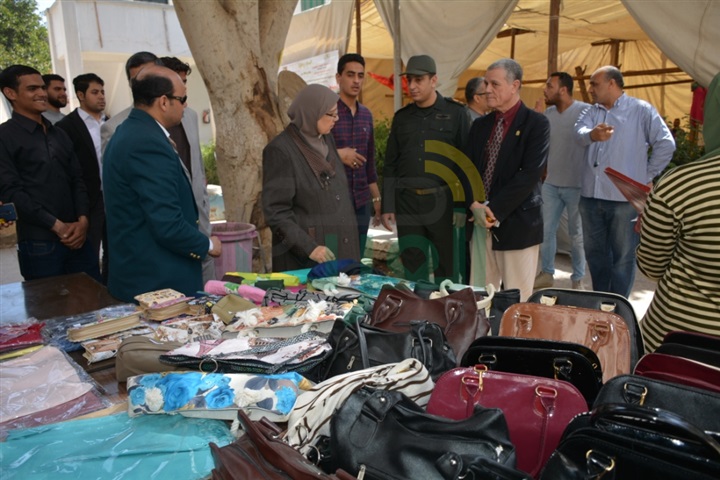 كلية الخدمة الاجتماعية بجامعة أسيوط  تفتتح السوق الخيري لطلاب الجامعة