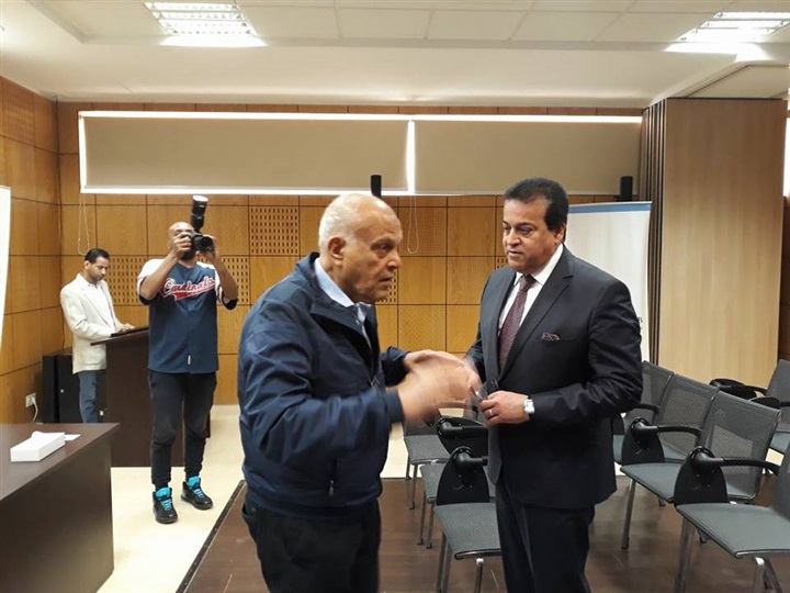 "عبد الغفار" يتفقد مؤسسة مجدي يعقوب لعلاج أمراض القلب بأسوان 