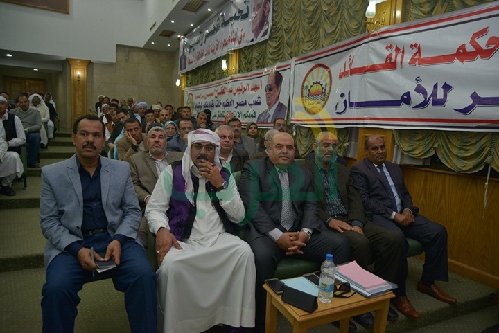 محافظ مطروح يجتمع بقيادات القبائل والتنفيذيين والأمنيين استعدادا للانتخابات الرئاسية