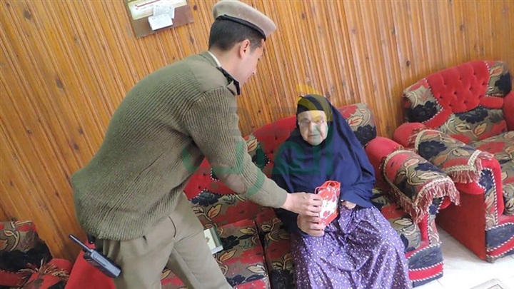 بالصور.. أمن كفر الشيخ يرسم البسمة علي وجوه«المسنات» في اليوم العالمي للمرأة