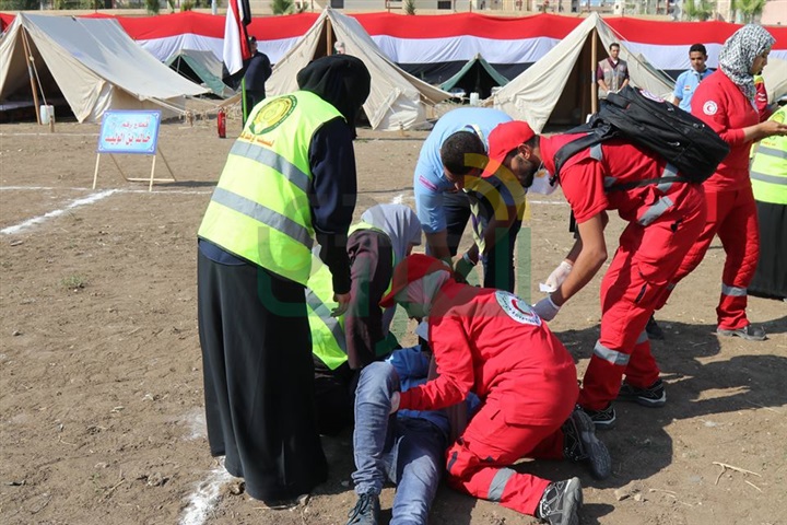 بالفيديو والصور.. تجربة محاكاة حية لإجلاء مصابين في حادث حريق بمشروع " صقر 25 " بكفر الشيخ