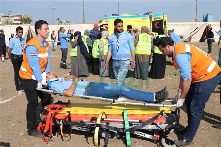بالفيديو والصور.. تجربة محاكاة حية لإجلاء مصابين في حادث حريق بمشروع " صقر 25 " بكفر الشيخ
