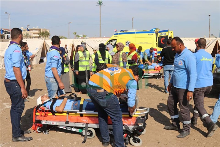 بالفيديو والصور.. تجربة محاكاة حية لإجلاء مصابين في حادث حريق بمشروع " صقر 25 " بكفر الشيخ
