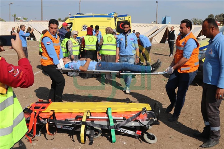 بالفيديو والصور.. تجربة محاكاة حية لإجلاء مصابين في حادث حريق بمشروع " صقر 25 " بكفر الشيخ