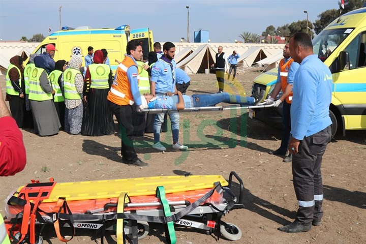 بالفيديو والصور.. تجربة محاكاة حية لإجلاء مصابين في حادث حريق بمشروع " صقر 25 " بكفر الشيخ