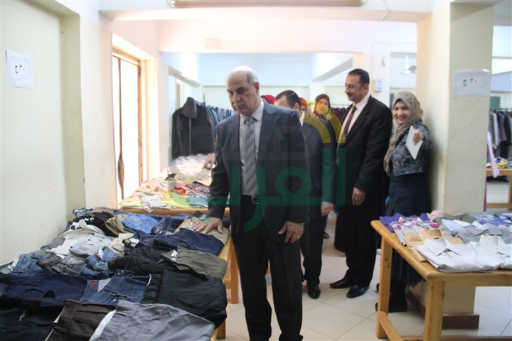 بالصور.. رئيس جامعة كفر الشيخ يفتتح معرض الملابس الخيري لغير القادرين