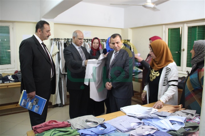 بالصور.. رئيس جامعة كفر الشيخ يفتتح معرض الملابس الخيري لغير القادرين