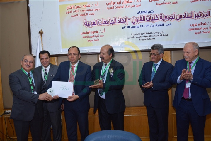 جامعة أسيوط تقدم درعها تكريماً لأمين عام اتحاد الجامعات العربية