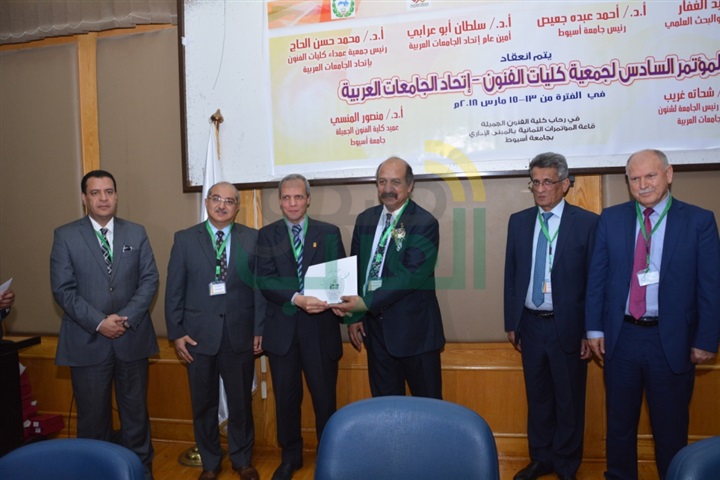 جامعة أسيوط تقدم درعها تكريماً لأمين عام اتحاد الجامعات العربية