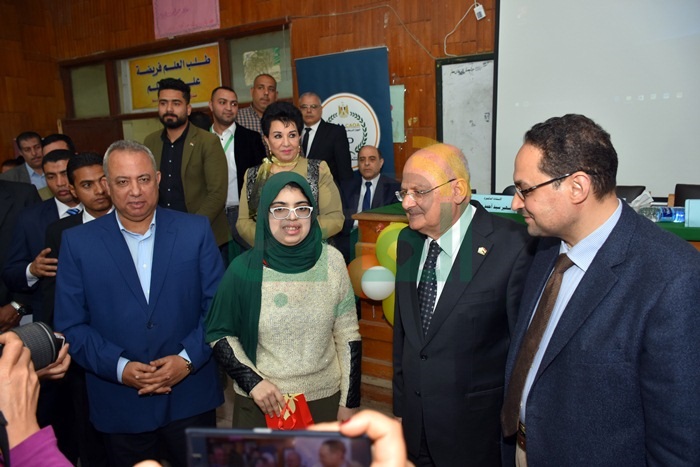 محافظ الشرقية ورئيس جامعة الزقازيق يكرمون النماذج المضيئة من ذوي الإعاقة بالجامعة