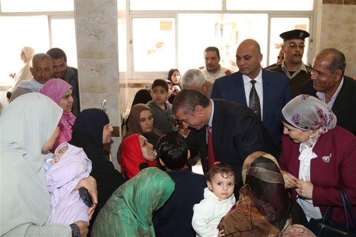 بالفيديو.. محافظ كفر الشيخ يتابع إجراء 45 عملية جراحية للأطفال بالمجان فى فوة