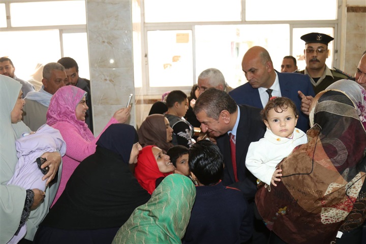 بالفيديو.. محافظ كفر الشيخ يتابع إجراء 45 عملية جراحية للأطفال بالمجان فى فوة