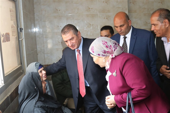 بالفيديو.. محافظ كفر الشيخ يتابع إجراء 45 عملية جراحية للأطفال بالمجان فى فوة