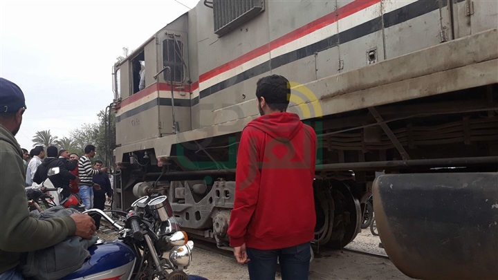 بالصور.. خروج قطار عن القضبان بشبين القناطر 