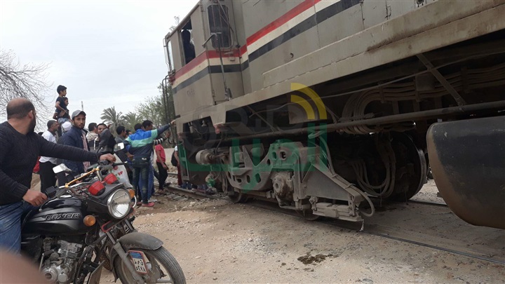 بالصور.. خروج قطار عن القضبان بشبين القناطر 