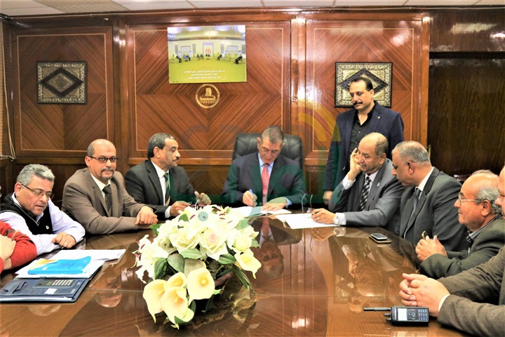 بالصور.. محافظ كفرالشيخ ورئيس هيئة المساحة يوقعان بروتوكولاً للحفاظ على أملاك الدولة