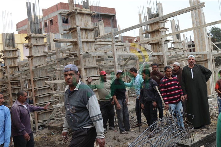 بالصور.. محافظ كفر الشيخ يشرف على إزالة 37 عمود خرساني تعديات على أرض زراعية 