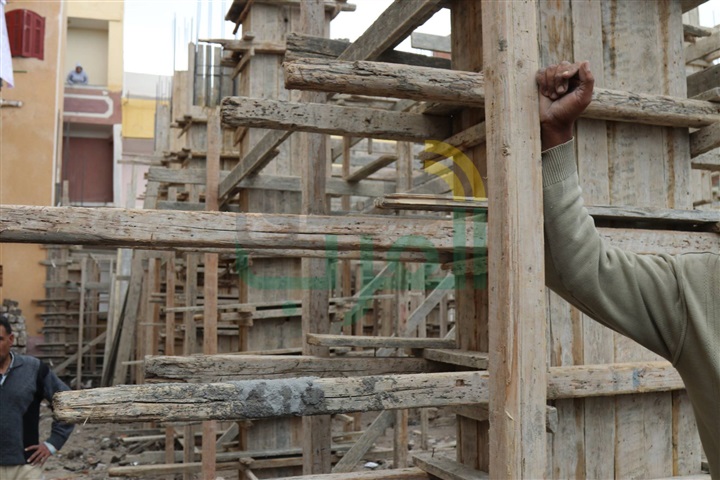 بالصور.. محافظ كفر الشيخ يشرف على إزالة 37 عمود خرساني تعديات على أرض زراعية 