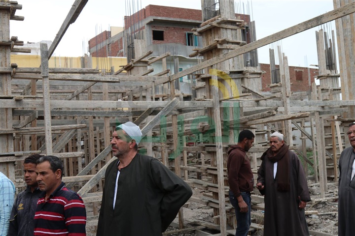 بالصور.. محافظ كفر الشيخ يشرف على إزالة 37 عمود خرساني تعديات على أرض زراعية 