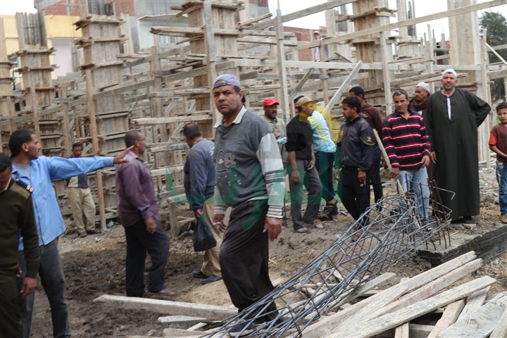 بالصور.. محافظ كفر الشيخ يشرف على إزالة 37 عمود خرساني تعديات على أرض زراعية 