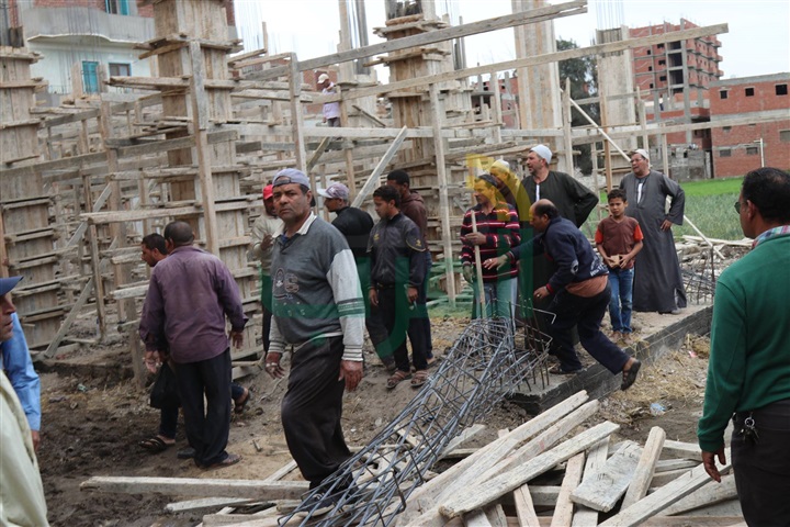 بالصور.. محافظ كفر الشيخ يشرف على إزالة 37 عمود خرساني تعديات على أرض زراعية 