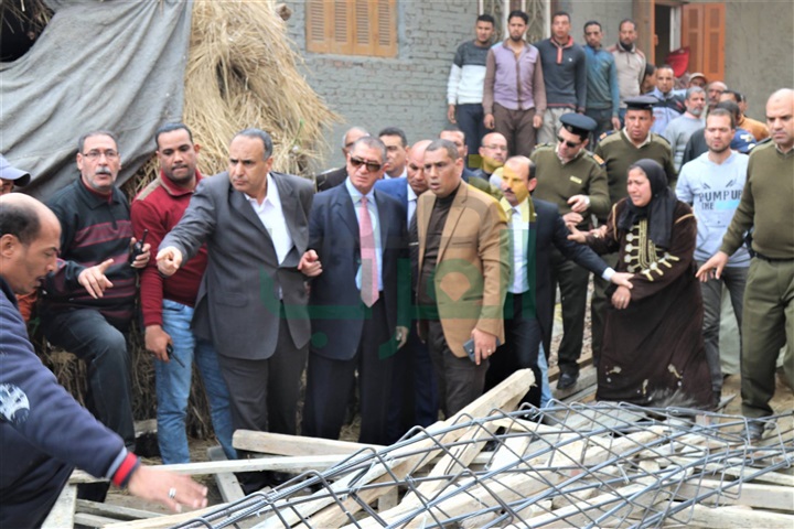 بالصور.. محافظ كفر الشيخ يشرف على إزالة 37 عمود خرساني تعديات على أرض زراعية 