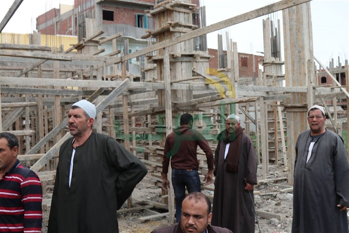 بالصور.. محافظ كفر الشيخ يشرف على إزالة 37 عمود خرساني تعديات على أرض زراعية 