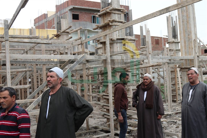 بالصور.. محافظ كفر الشيخ يشرف على إزالة 37 عمود خرساني تعديات على أرض زراعية 