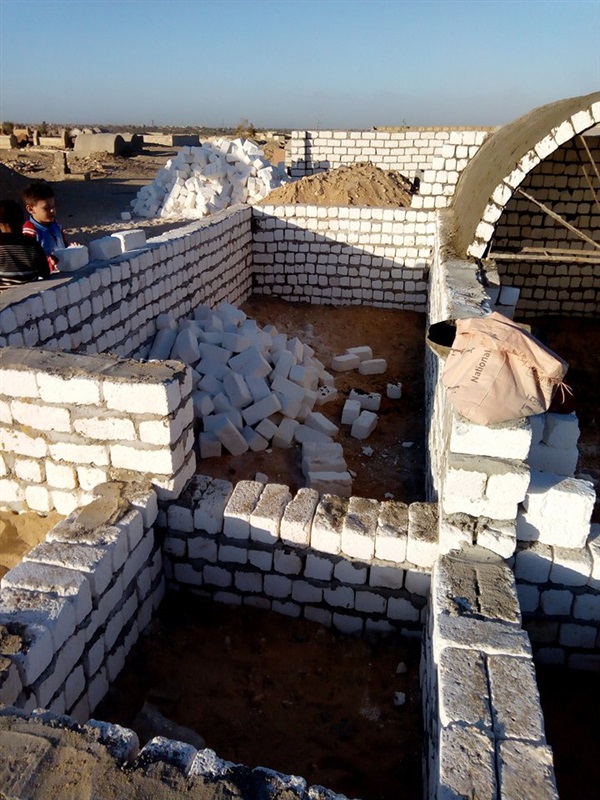 بالصور.. مواطن يحرر محضرًا ضد مجموعة من اللصوص باعوا مقابر خصصها كصدقة جارية لدفن الفقراء