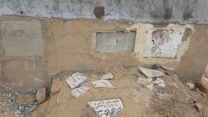 بالصور.. مواطن يحرر محضرًا ضد مجموعة من اللصوص باعوا مقابر خصصها كصدقة جارية لدفن الفقراء