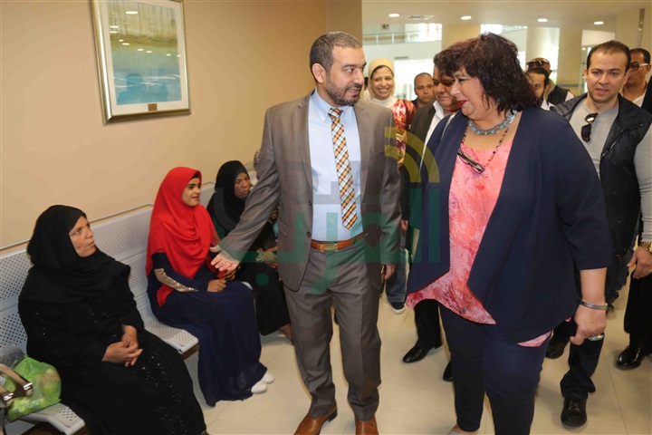 وزير الثقافة وأبطال "سلم نفسك" وخالد جلال فى زيارة لمستشفى شفاء الأورمان بالأقصر