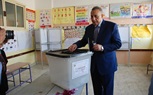 محافظ الجيزة يدلي بصوته بلجنه مدرسة القرية السياحية بمدينة 6 أكتوبر