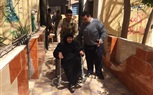 بالصور..القوات المسلحة تساعد سيدة مسنة  بكرسي متحرك  للادلاء بصوتها بكفر الشيخ