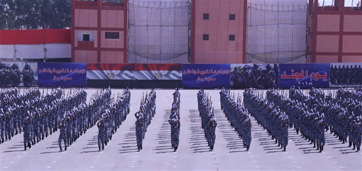 وزير الداخلية يشهد الاحتفال بيوم المجند ويكرم الفائزين فى مسابقة التدريب
