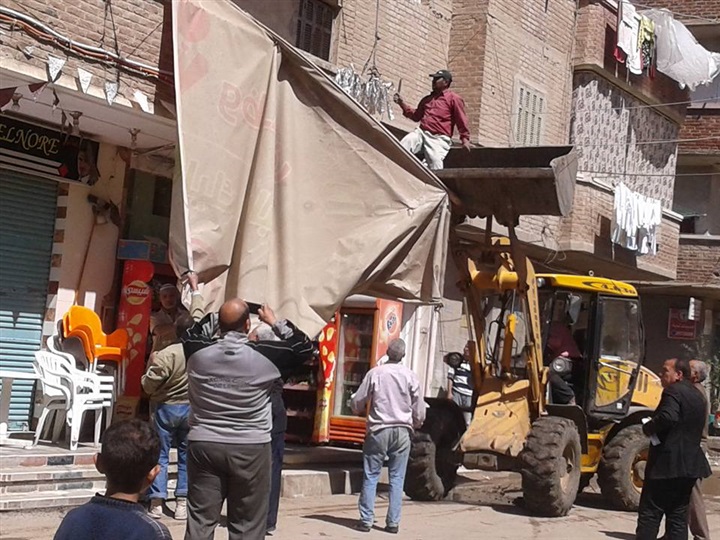 بالصور.. حملة لإزالة الإشغالات بشوارع "فوة"