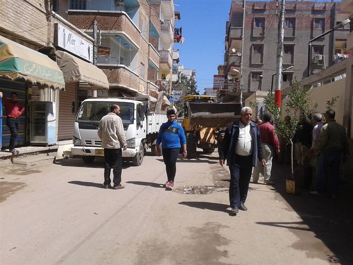 بالصور.. حملة لإزالة الإشغالات بشوارع "فوة"