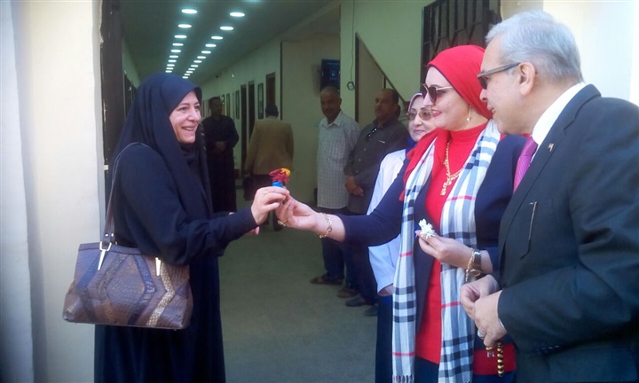 وكيل تعليم القليوبية يستقبل موظفات الديوان بباقات الورود احتفالا بعيد الأم