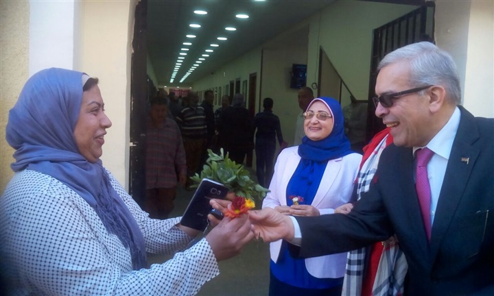 وكيل تعليم القليوبية يستقبل موظفات الديوان بباقات الورود احتفالا بعيد الأم