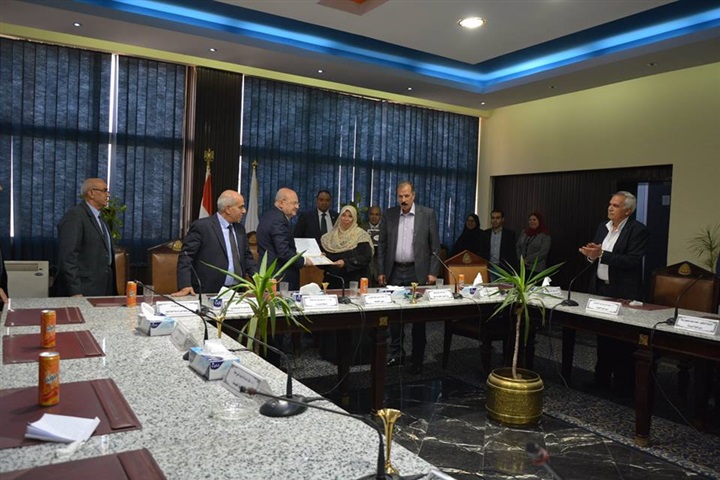 رئيس جامعة الزقازيق يكرم الأمهات المثاليات