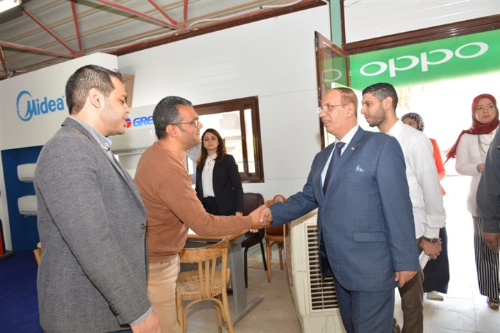 رئيس جامعة أسيوط يتفقد أعمال معرض السلع المعمرة والأدوات الكهربائية بالجامعة