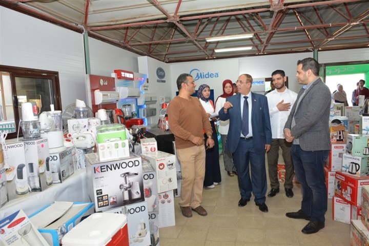 رئيس جامعة أسيوط يتفقد أعمال معرض السلع المعمرة والأدوات الكهربائية بالجامعة