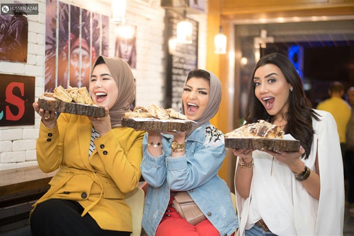 نيرمين ماهر وياسمين الخطيب باطلالة مكسيكية في افتتاح المطعم الشرقي cheers نيرمين ماهر وياسمين الخطيب باطلالة مكسيكية في افتتاح المطعم الشرقي cheers