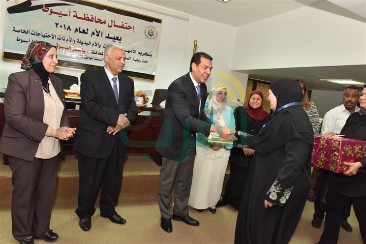 محافظ أسيوط يكرم 12 ام مثالية على مستوى المحافظة