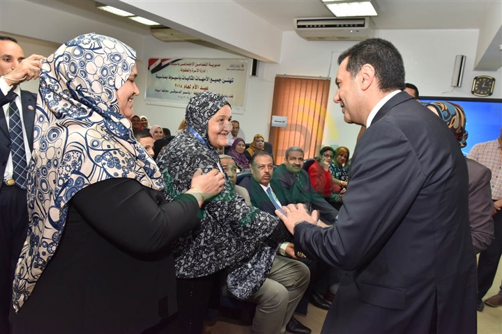 محافظ أسيوط يكرم 12 ام مثالية على مستوى المحافظة