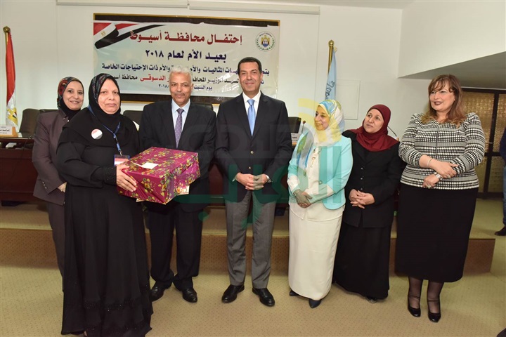محافظ أسيوط يكرم 12 ام مثالية على مستوى المحافظة