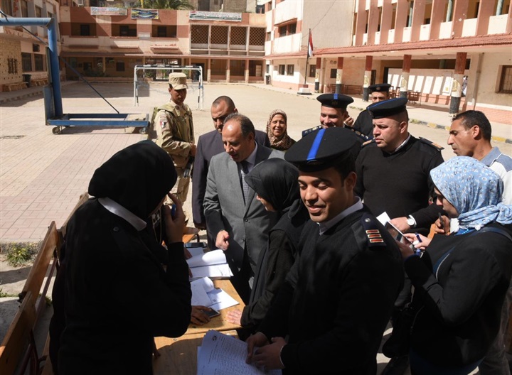 محافظ الاسكندرية يتفقد بدء العملية الانتخابية بمدرسة الشهيد اللواء خالد كمال عثمان بجانكليس