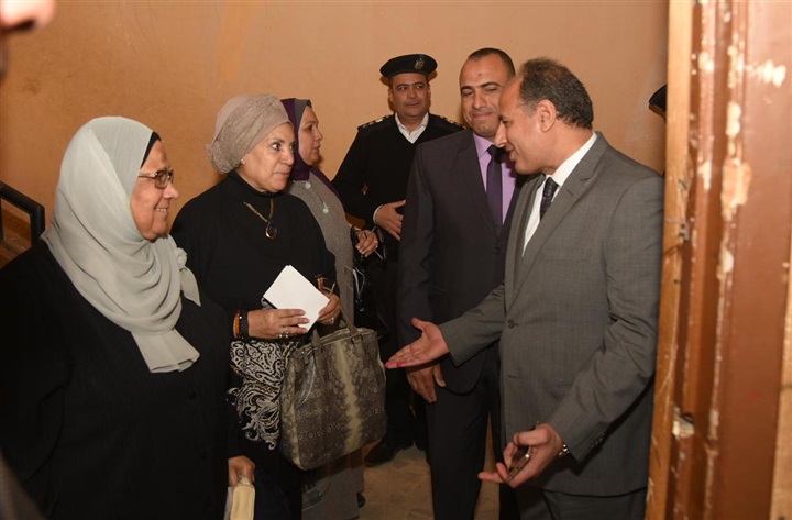 محافظ الاسكندرية يتفقد بدء العملية الانتخابية بمدرسة الشهيد اللواء خالد كمال عثمان بجانكليس