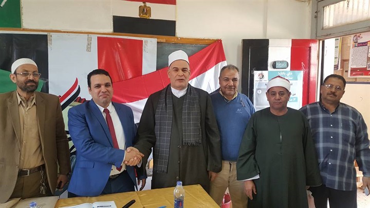 بالصور وكيل وزارة الاوقاف بالشرقية يدلى بصوته فى الانتخابات الرئاسية 
