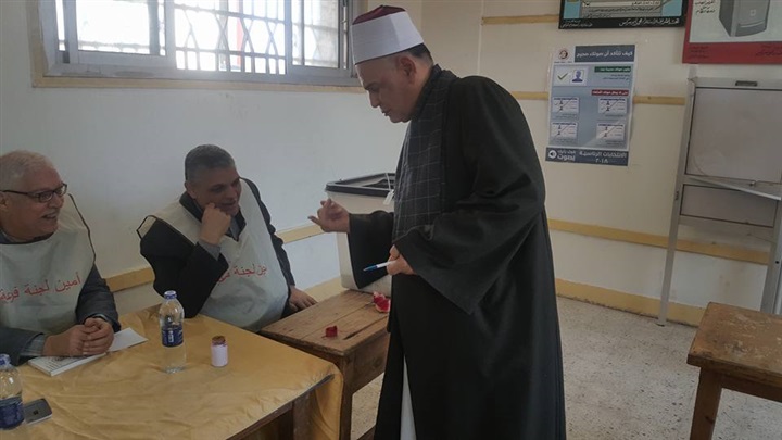 بالصور وكيل وزارة الاوقاف بالشرقية يدلى بصوته فى الانتخابات الرئاسية 