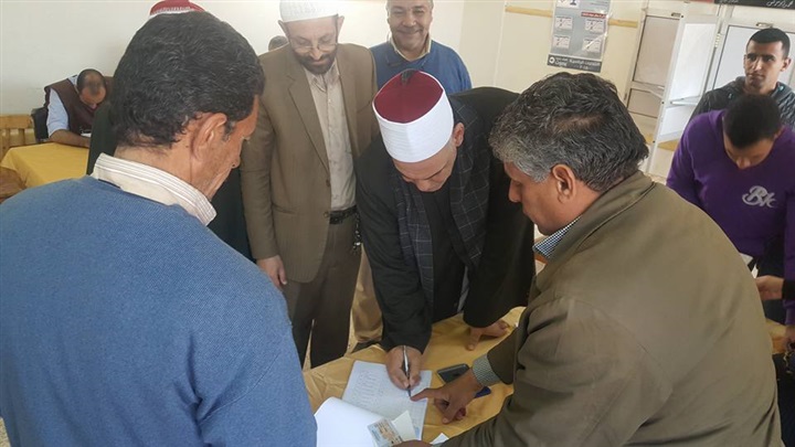 بالصور وكيل وزارة الاوقاف بالشرقية يدلى بصوته فى الانتخابات الرئاسية 